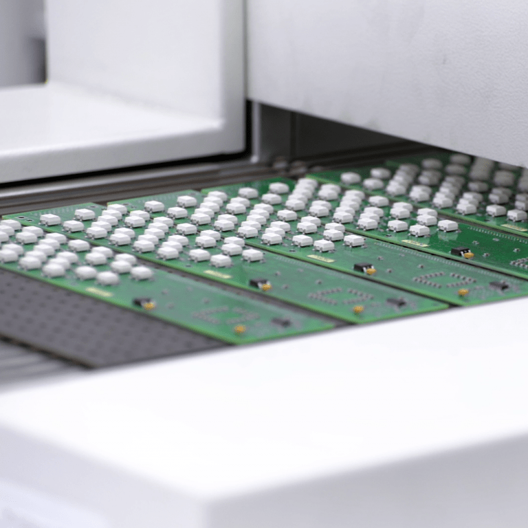 Proceso de curado térmico de conformal coating en horno industrial para placas electrónicas