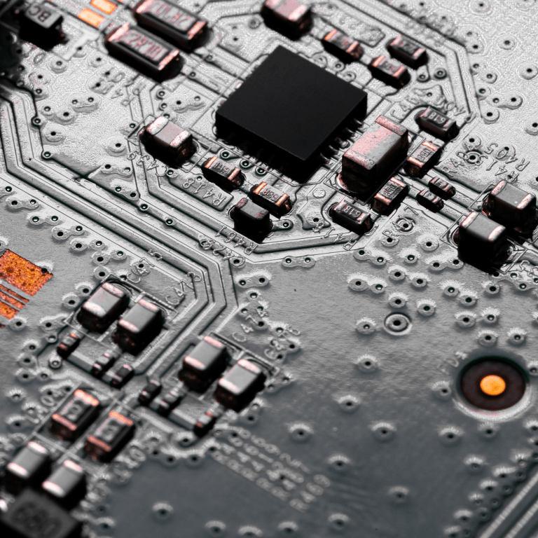 Tarjeta de circuito impreso recubierta con conformal coating para protección contra humedad y corrosión