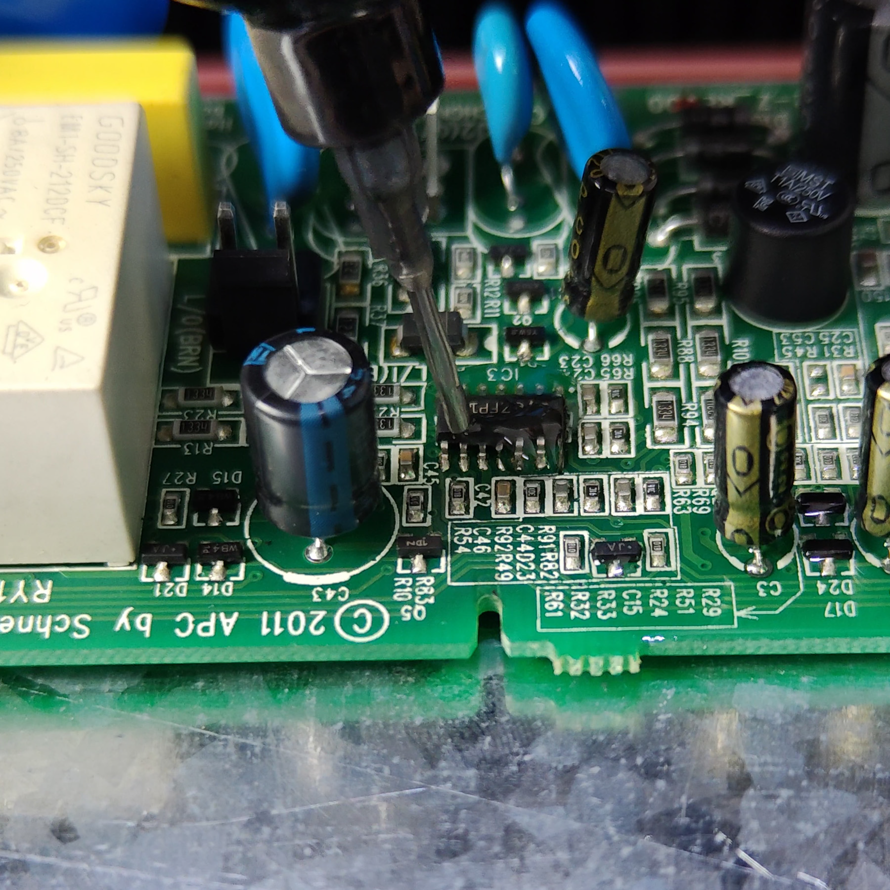 ULTRACURE 3032-2500 aplicado por cord&oacute;n en PCB