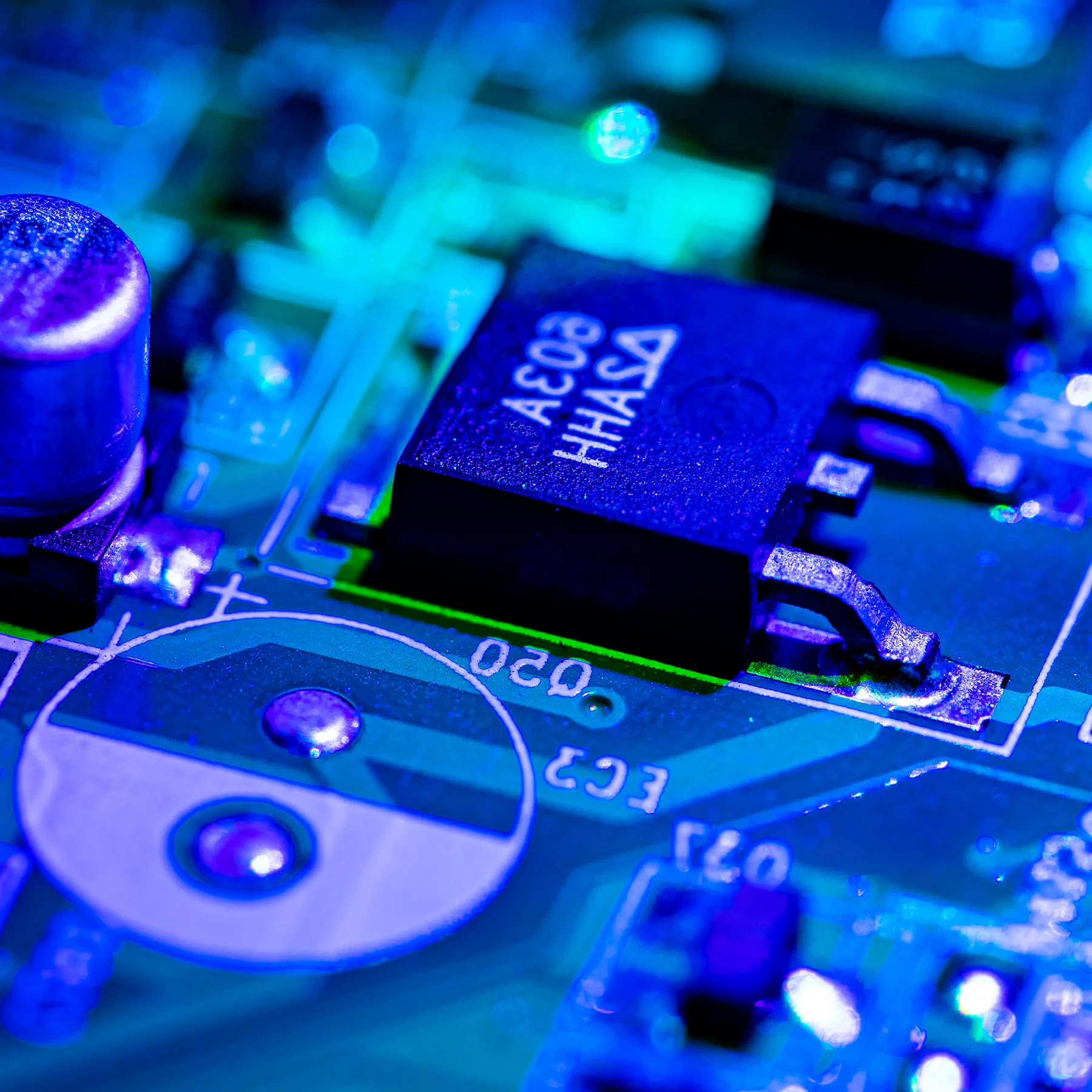 Proceso de curado UV de conformal coating en una placa electrónica