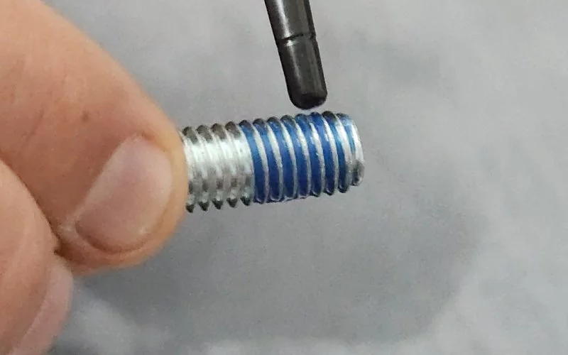 Lo mejor que hacer sobre cómo evitar que se afloje un tornillo.