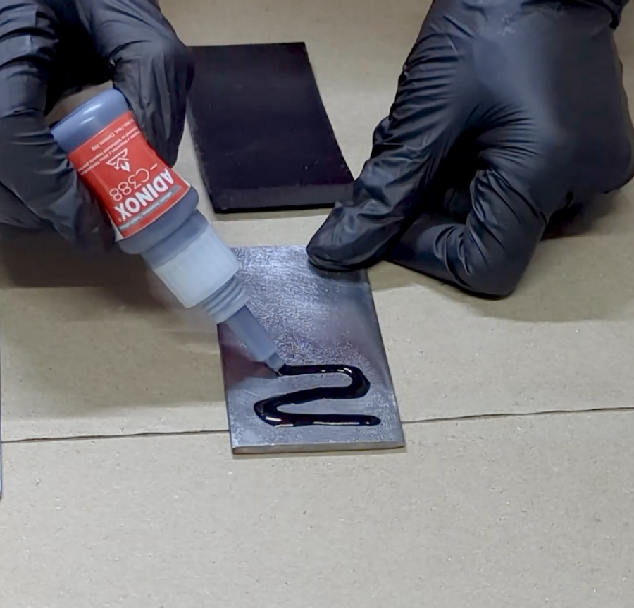 ADINOX C388 aplicación en metal con hule