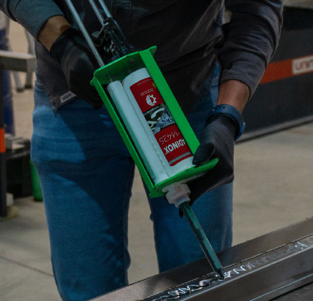 ADINOX M425 aplicación en metal sin soldar